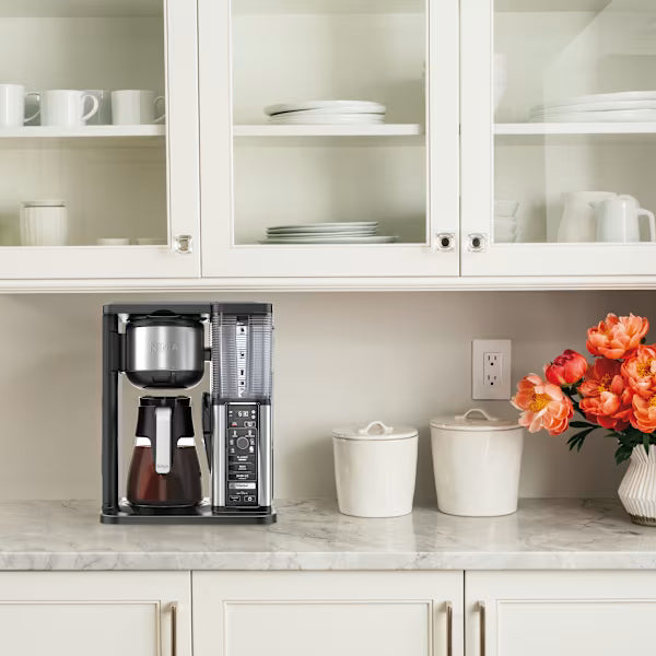 Ninja™ Cafetera Especializada con Jarra de Vidrio | Negro/Plata