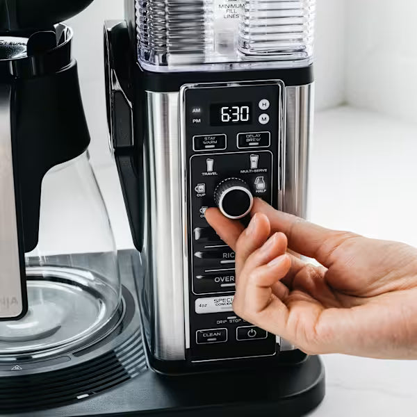 Ninja™ Cafetera Especializada con Jarra de Vidrio | Negro/Plata